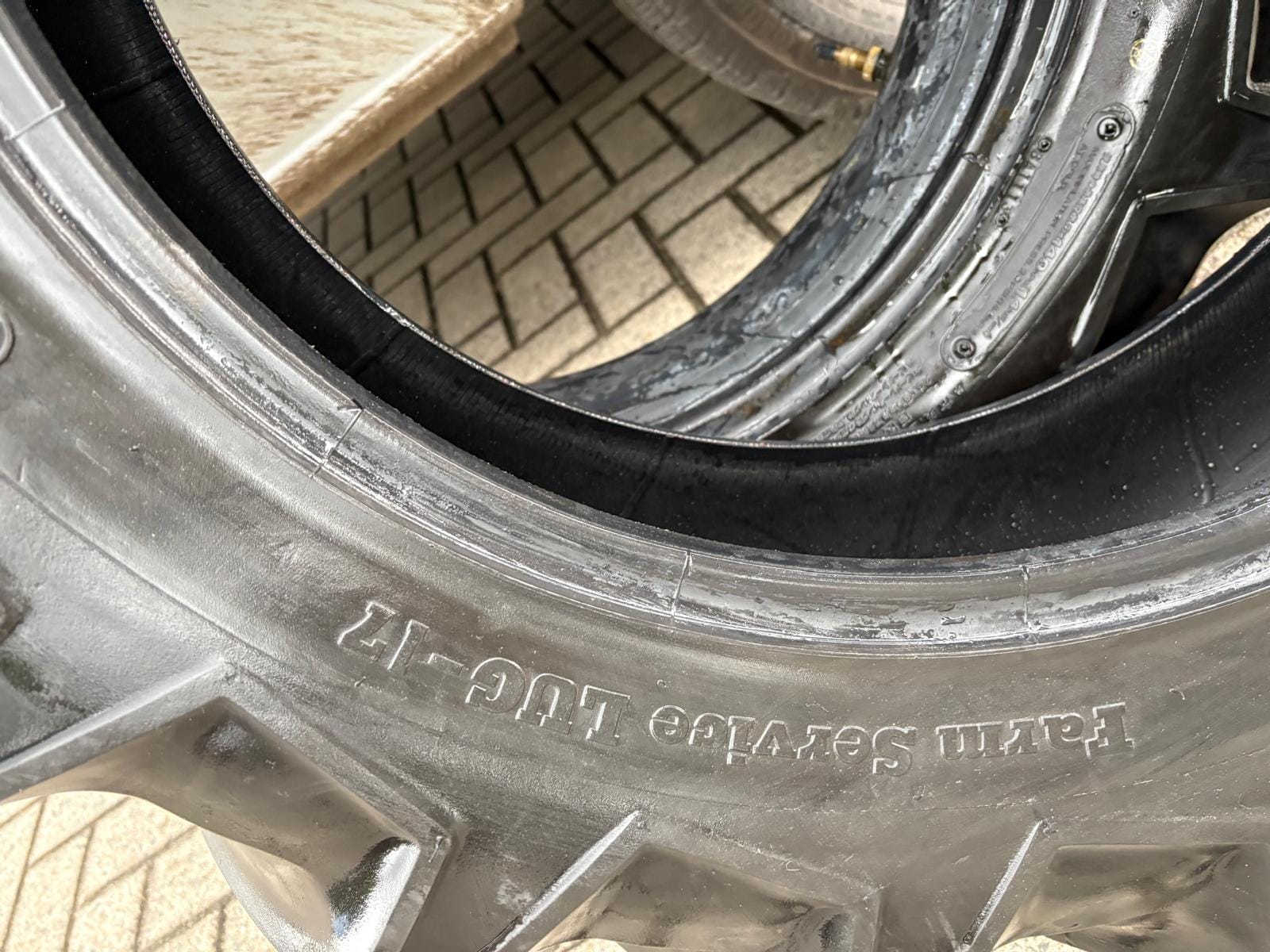 BRIDGESTONE 9.50-22 FARM SERVICE LUG-17